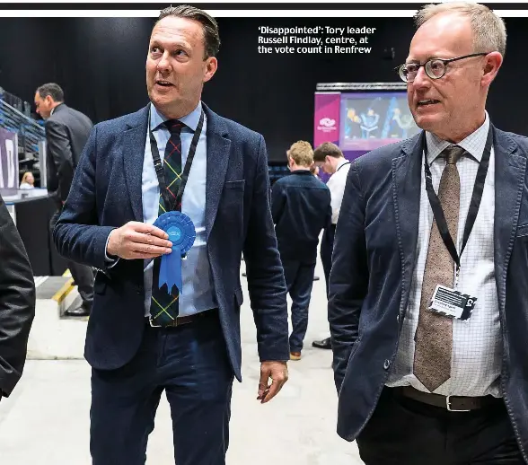  ?? ?? ‘Disappoint­ed’: Tory leader Russell Findlay, centre, at the vote count in Renfrew