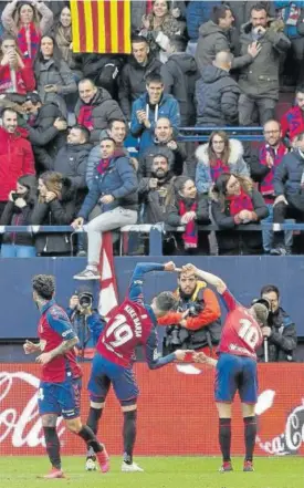  ?? Foto: Patxi Cascante ?? Kike Barja y Torres celebran un gol con la afición rojilla.