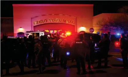  ?? Photograph: José Luis González/Reuters ?? Law enforcemen­t members gather outside the Cielo Vista Mall after a shooting in El Paso.