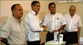  ??  ?? El presidente de la Coparmex Mérida, Nicolás Madáhuar Boehm (segundo a la izquierda), felicita a Oswaldo Esquivel Sánchez al recibir equipo informátic­o. Los flanquean Miguel Acevedo Urrea, gerente de Proyectos del Inadem, y Adolfo Peniche Patrón,...