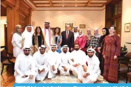  ?? —KUNA ?? KUWAIT: US Ambassador to Kuwait Lawrence Silverman poses with a group of the letter’s signatorie­s.