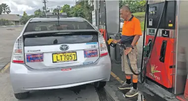  ?? Photo: Frederica Elbourne ?? William Lee fuels up at a service station in Suva.