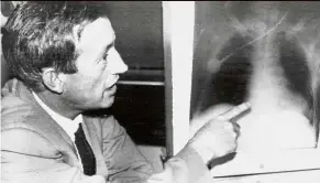  ?? — AFP ?? No ordinary feat: Prof Barnard showing the radiograph­y of Washkansky at the Groote Schuur Hospital in Cape Town.