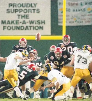  ?? JIM BAIRD U-T ?? Iowa’s Rob Houghtlin kicks the winning 41-yard field goal during the 1986 Holiday Bowl.