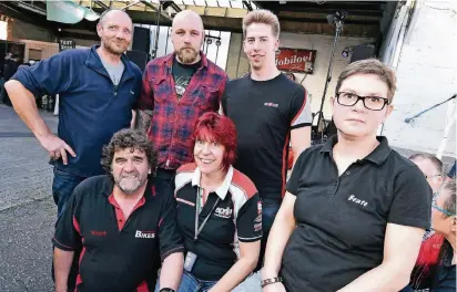  ?? RP-FOTO: KNAPPE ?? Sie freuen sich über den Erfolg des Biker-Treffs. In der unteren Reihe (v. l.) Vince und Birgit Johnson mit Beate Lenzen, in der oberen Reihe (v.l.) Rene Fricke, Maik Oeser und Marius Johnson.