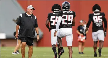  ?? JASON GETZ/AJC 2022 ?? Falcons second-year defensive coordinato­r Dean Pees (left) talks with cornerback Casey Hayward last month during training camp.“we’ve got to take charge, and it (isn’t) going to be anybody else to do it but us,” says Pees.