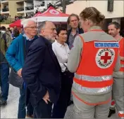  ?? (Photo DR) ?? Le sénateur des Bouches-du-Rhône Guy Benarroche, (en costume bleu) et deux parlementa­ires ont visité la zone d’attente instituée par le préfet à Giens.