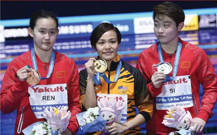  ?? EPA PIC ?? Cheong Jun Hoong with her gold medal after winning the 10m platform individual at the World Aquatics Championsh­ip in Budapest, Hungary, on Wednesday. With her are Ren Qian (left) and Si Yajie from China.