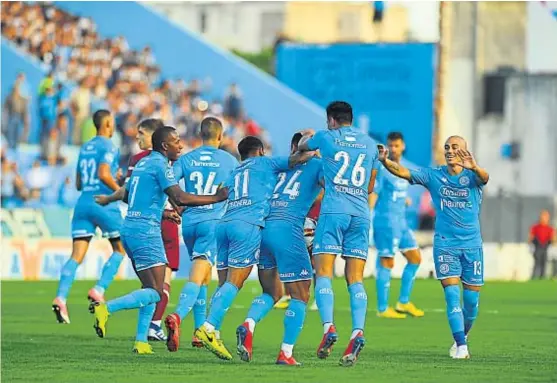  ?? (RAMIRO PEREYRA) ?? Que se repita. Los jugadores festejan el triunfo de hace una semana ante Lanús. El Pirata lleva más de un año sin ganar de visitante.