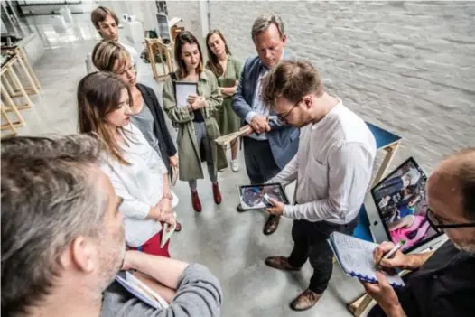  ?? FOTO RAYMOND LEMMENS ?? De jury beoordeelt het werk van Jasper Verbeeck: “Twee jaar voorbereid­ing en uitgereken­d nu laat de technologi­e het afweten.”