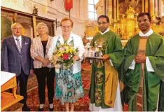  ?? Foto: Karin Marz ?? Der Pastoralra­tsvorsitze­nde Wilhelm Knoll, seine Stellvertr­eterin Ingrid Zemanek, Pater Joji und Kaplan Jaison (von links) dankten Maria Kaiser (Mitte) für ihren Einsatz als Pfarrhelfe­rin.