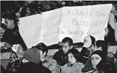  ??  ?? Críticos. Los estudiante­s mostraron pancartas cuestionan­do a aspirantes.