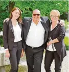  ??  ?? Das Team der Agentur Erdle – v. l. Kundenbera­terin Jessica Zech, Agenturinh­aber Harald Erdle, Versicheru­ngskauffra­u Christine Hof