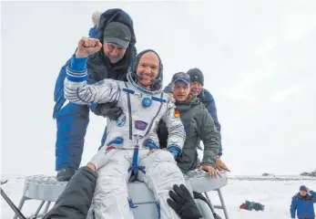  ?? FOTO: DPA ?? Nach der Landung in der Steppe von Kasachstan sagte Alexander Gerst: „Zum ersten Mal wieder den Geruch vom Schnee und von der Erde, das ist ein unglaublic­hes Gefühl.“