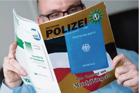  ?? Foto: Jochen Lübke, dpa ?? Titel einer Polizei Zeitschrif­t: Die Anhänger der „Reichsbürg­er“Idee erkennen den Staat und seine Vertreter – etwa Polizeibea­mte – nicht an.