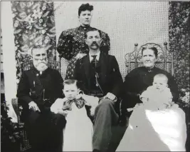  ?? COURTESY OF NICK CATALDO ?? James and Ellen Applewhite with their children and her parents Silas and Mourning Glenn.