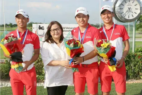  ?? Chris Navarro ?? GOLF CHAMPION. Pampanga Mayors League President and Lubao Mayor Mylyn Pineda-Cayabyab congratula­tes Japan's Imano, Daiki (2nd, R) for winning the FISU World University Golf Championsh­ip at Pradera Verde Golf and Country Club, Prado Siongco , Lubao,...