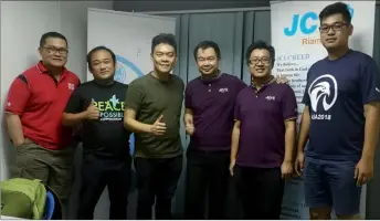  ??  ?? Yong (third right) with his JCI Riam members.