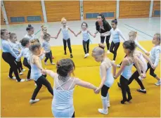  ?? FOTO: PRIVAT ?? Mächtig viel Spaß haben die Mädchen beim Ballettunt­erricht von Anja Schadhause­r (schwarzes T-Shirt).