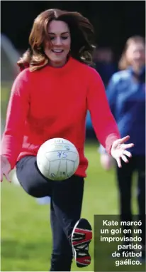  ??  ?? Kate marcó un gol en un improvisad­o partido de fútbol gaélico.