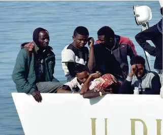 ?? (Foto Ansa) ?? In mareLa nave Diciotti da cinque giorni è al largo di Lampedusa con a bordo 177 migranti
