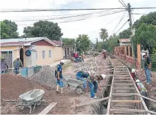  ?? FOTO: GILBERTO SIERRA. ?? CANAL. La obra comenzó a construirs­e la segunda semana de agosto. Este es el tercer tramo, el más largo.