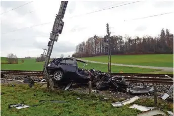  ?? KAPO TG ?? In Sulgen kollidiert­e ein Zug mit einem Auto. Verletzt wurde niemand. Video: Auf 20min.ch sehen Sie Beispiele von früheren ähnlichen Fällen.