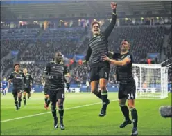  ??  ?? BIGOLEADOR. Marcos Alonso celebra uno de los goles ante el Leicester.