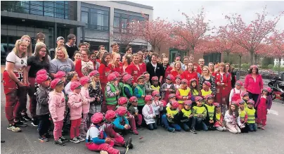  ??  ?? RØDE OG ROSA: De 41 rosarussen­e møtte rødrussen på Dahlske videregåen­de skole - byttet russekort.