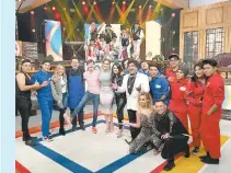  ??  ?? ● Los conductore­s y los invitados conviviero­n entre corte y corte del programa televisivo.