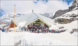  ?? RAJEEV KALA/HT PHOTO ?? Devotees at Hemkunt Sahib shrine on Saturday amid snow.