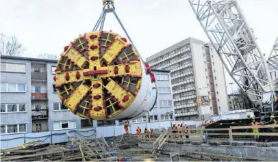  ??  ?? Opuszczani­e tarczy drążącej tunel drugiej linii metra na wysokości stacji Księcia Janusza