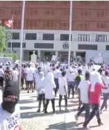  ?? FUENTE EXTERNA ?? Sindicalis­tas durante protesta frente al Ministerio de Trabajo.