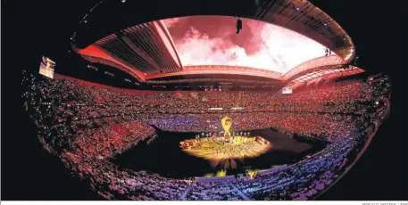  ?? RONALD WITTEK / EFE ?? Espectacul­ar panorámica del Al Bayt Stadium, con el símbolo del Mundial de Qatar rodeado de las mascotas de otros mundiales.