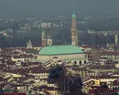  ??  ?? Vicenza e Verona
La cappa di smog che avvolge il centro del capoluogo berico. Sotto, il traffico nel cuore della città di Giulietta