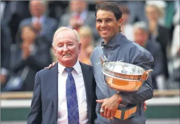  ??  ?? COHETE. Rod Laver, que completó dos veces el Grand Slam en un año, entregó el trofeo.