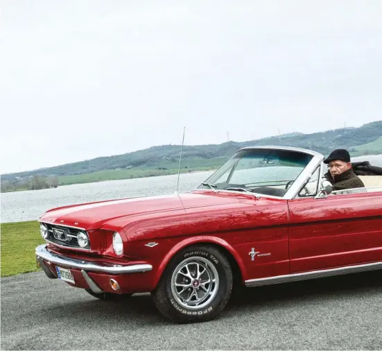  ??  ?? Creador de un concepto.
Los "Pony cars" nacieron con el Ford Mustang, disponible en carrocería­s coupé, convertibl­e y fastback, con motores de seis u ocho cilindros y numerosos extras con sobrepreci­o.