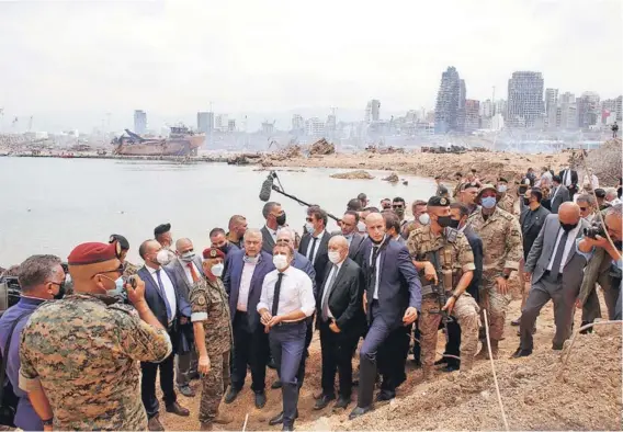  ??  ?? ► El Presidente francés, Emmanuel Macron, visita el puerto de Beirut ayer, antes de dirigirse hacia el barrio más afectado de la capital libanesa.