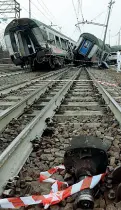  ??  ?? Tragedia Il treno deragliato giovedì all’alba tra Pioltello e Segrate, nel Milanese. Nell’incidente sono rimaste uccise tre donne; mentre decine sono stati i feriti (Foto La Presse)