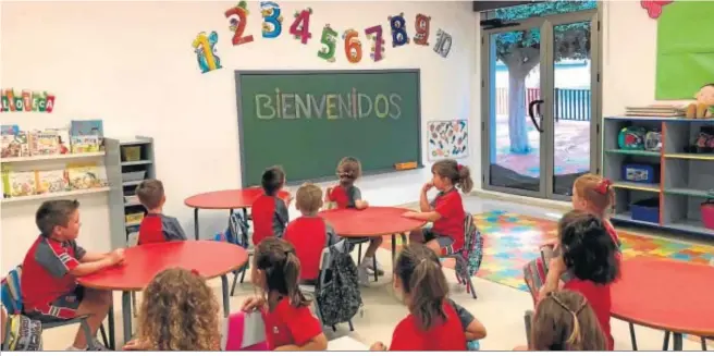  ??  ?? Alumnos en una clase del colegio El Pinar el primer día del curso escolar.