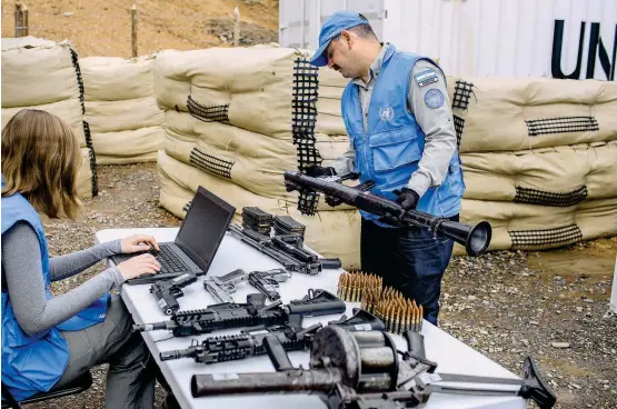  ?? FOTO EFE ?? En medio del pesimismo de gran parte de la población frente a la implementa­ción del Acuerdo de paz, las Farc dieron este nuevo paso de la dejación en el Cauca. Analistas valoraron el hecho a la espera de que el martes sea entregado el 40 % restante.