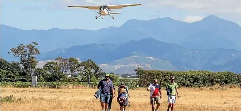  ?? Credit: RICKY WILSON/STUFF ?? Spectators are able to get close to the action at the bush pilot championsh­ips.