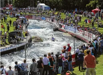  ?? Foto: Fred Schöllhorn ?? Auf viele Zuschauer an der Olympiastr­ecke am Augsburger Eiskanal hoffen die Organisato­ren der Kanu Titelkämpf­e im Jahr 2022. Unsere Aufnahme entstand bem Weltcup Finale 2014. FUSSBALL