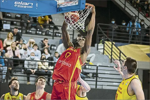  ?? FOTO: FILIP VIRANOVSKI (FIBA) ?? Mate de Yankuba Sima en el partido ante Georgia.