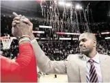  ?? Brett Coomer / Houston Chronicle ?? J.B. Bickerstaf­f high-fives
Dwight Howard after starting his stint as the Rockets’
interim coach with
a stirring overtime win.