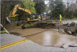  ?? NIC COURY — THE ASSOCIATED PRESS ?? Crews assess storm damage that washed out North Main Street in Soquel on Friday.