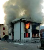  ??  ?? Boato per chilometri La casa a fuoco dopo il botto