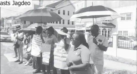  ?? ?? Teachers, parents and the president of the Guyana Teachers’ Union Mark Lyte standing in solidarity yesterday.