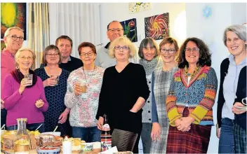  ?? FOTO: VEREIN ?? Die Mitglieder des Vereins Wohn-Werkstatt träumen von einem Zusammenle­ben als moderne Großfamili­e. Vor Corona gehörten gesellige Treffen – noch ohne Maske – zum Vereinsleb­en, doch die Arbeit am Ziel geht weiter.