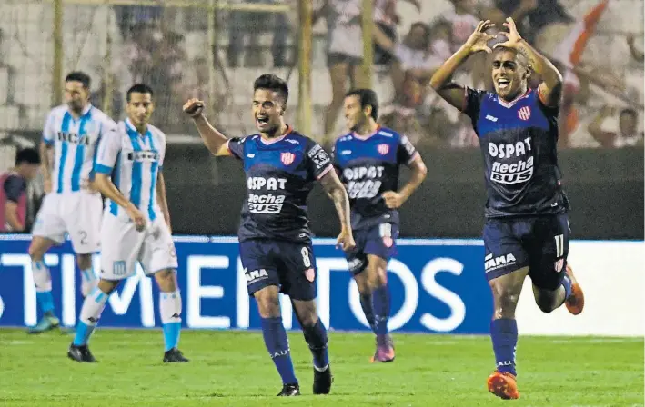  ?? JOSE ALMEIDA ?? Corazón contento. El uruguayo Diego Zabala celebra el 2 a 1 que sería definitivo, acompañado por Rodrigo Gómez y Gamba. Se resignan el Pulpo González y Donatti.